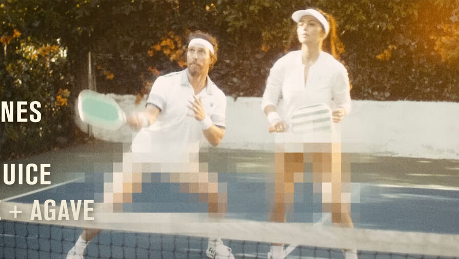 Актер Мэттью Макконахи с женой вышли на теннисный корт без брюк и юбки