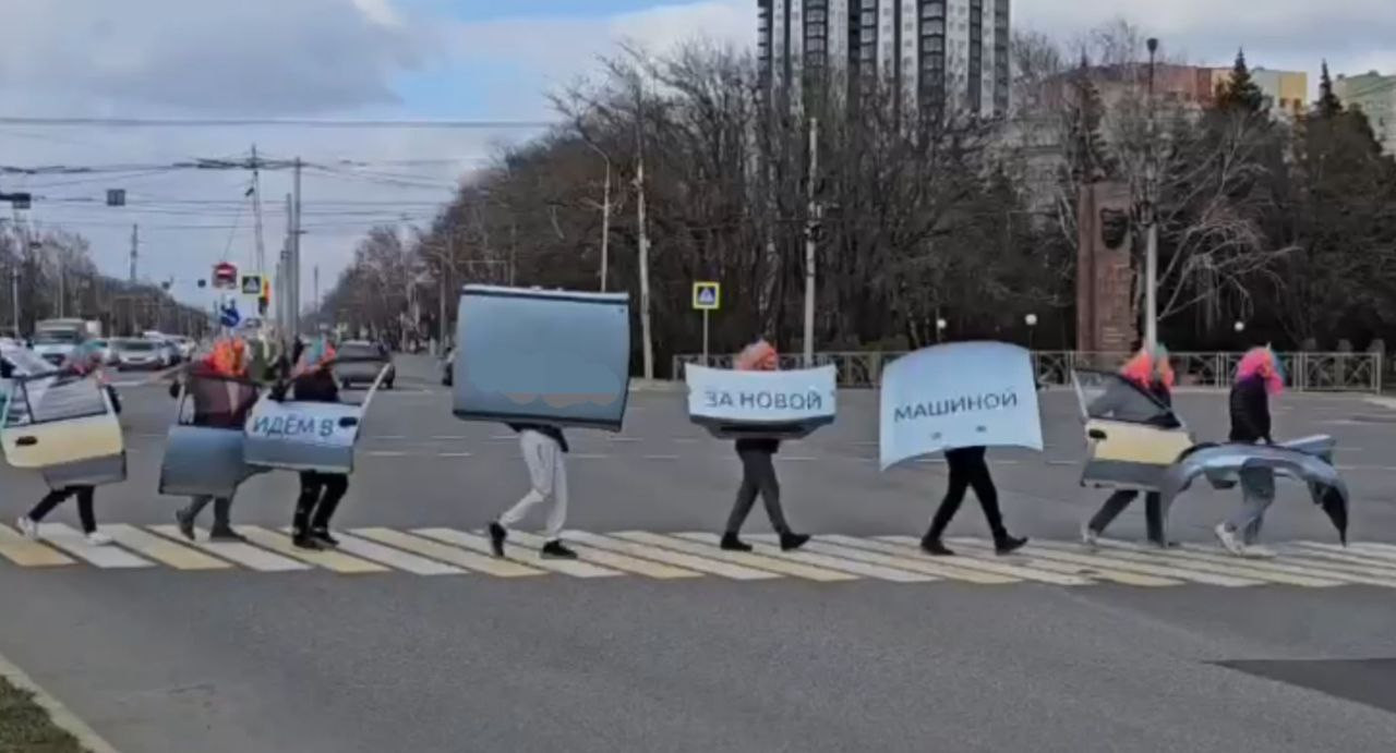 Клоунов в париках, разобравших на дороге в Ставрополе автомобиль, привлекут к ответственности