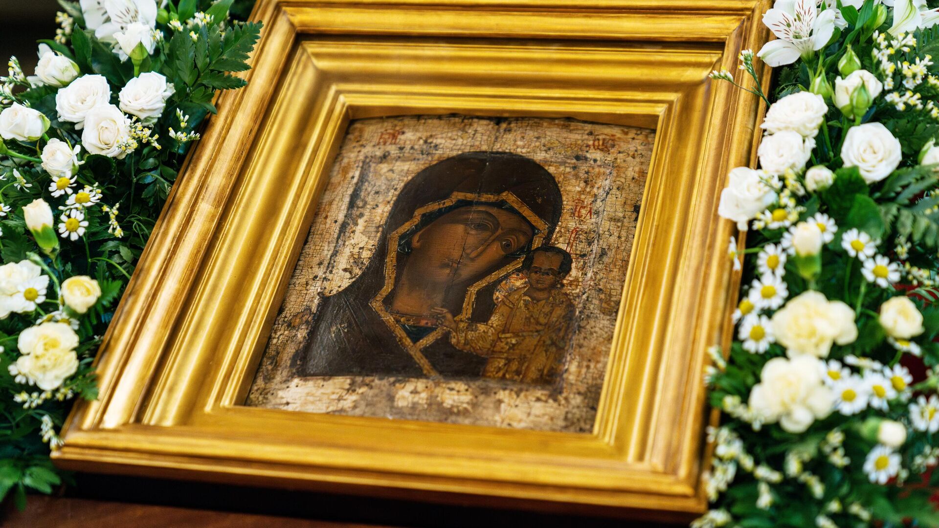 Патриарх Кирилл передал чудотворную Казанскую икону в храм Христа Спасителя