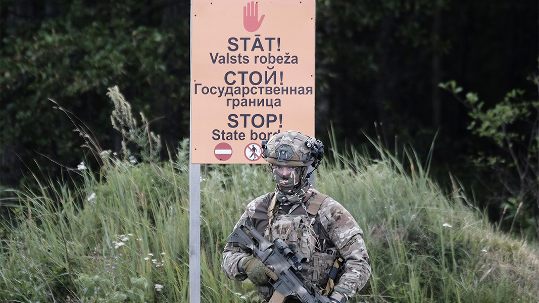 Латвия начала копать противотанковые рвы на границе с РФ и Беларусью